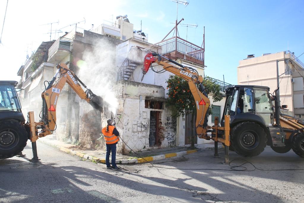 Ο Δ. Πειραιά κατεδαφίζει εγκαταλελειμμένο ακίνητο στην Παλαιά Κοκκινιά